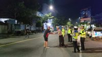 Satlantas Polres Bojonegoro Giat Patroli Sahur Dengan Membagikan Nasi Kotak Kepada Warga 