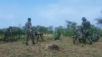 Siapkan Lahan Pangan Nasional, Anggota Koramil Bubulan Lakukan Pembersihan 
