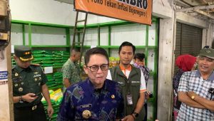 Sidak Pasar, Pj Bupati Bojonegoro dan Forkopimda Pastikan Stok Kebutuhan Pokok Aman Jelang Lebaran
