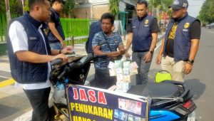 Cegah Peredaran Upal, Satreskrim Polres Bojonegoro Razia Jasa Tukar Uang Baru di Jalanan 