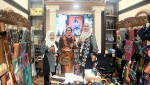 Pengunjung Pameran Dekranas Ke-44 di Pura Mangkunegaran Serbu Produk UMKM Bojonegoro 