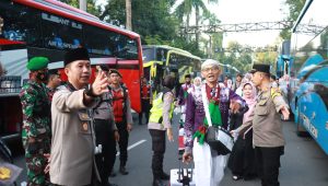 Kapolres Bojonegoro Turun Langsung Beri Pengamanan Pemberangkatan Jamaah Calon Haji