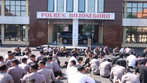 Nikmati Nasi Bungkus, Kapolres Bojonegoro Tak Canggung Ajak Makan Bareng Anggota