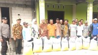 Anggota Polsek Sumberrejo Kawal Pembagian Bantuan Pupuk di Sumberharjo