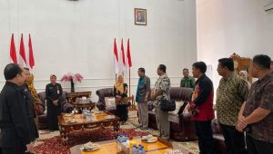 Penyerahan Cinderamata, Pemkab Bojonegoro Sambut Tim Penilai Lapang Lomba BUM Desa Tingkat Jatim 2024