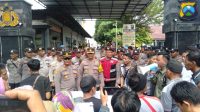 Kapolsek Bancar Tuban Berikan Pengamanan Aksi Damai Pembelaan Mbah Darmi 