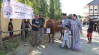Usai  Shalat Ied, Kapolres Bojonegoro Salurkan Hewan Kurban di Hari Raya Idul Adha 1445 H