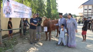 Usai  Shalat Ied, Kapolres Bojonegoro Salurkan Hewan Kurban di Hari Raya Idul Adha 1445 H