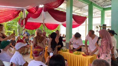 Menengok Para Delegasi B-TIFF Saat Ikut Ngulek Rujak di Desa Ngringinrejo