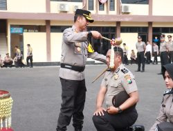 Upacara Kenaikan Pangkat, Anggota Polres Bojonegoro Ikuti Tradisi Mandi Kembang