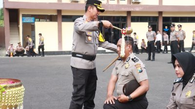 Upacara Kenaikan Pangkat, Anggota Polres Bojonegoro Ikuti Tradisi Mandi Kembang