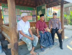 Anggota Polsek Sumberrejo  Sosialisasikan Operasi Patuh Kepada Warganya