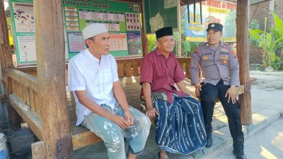 Anggota Polsek Sumberrejo  Sosialisasikan Operasi Patuh Kepada Warganya