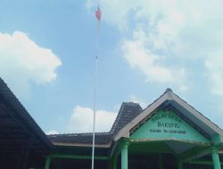Bendera Merah Putih Robek Masih Berkibar di Depan Kantor Desa Bakung Bojonegoro, Perangkat Desa Dianggap Lalai