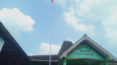 Bendera Merah Putih Robek Masih Berkibar di Depan Kantor Desa Bakung Bojonegoro, Perangkat Desa Dianggap Lalai