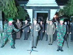 Doakan Pahlawan Kemerdekaan, Pj Bupati Bojonegoro dan Forkopimda Ikuti Renungan Suci di TMP