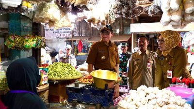 Pantau Harga Kebutuhan Pangan, Pj Bupati Bojonegoro dan TPID Sidak Pasar