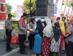 Polres Bojonegoro Bagikan Sarapan Gratis Pada Warga Sekitar 