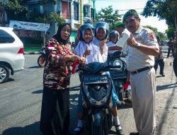 Peringati HUT RI ke 79, FKPPI dan PPM Bagikan Bendera Merah Putih di Bundaran Adipura Bojonegoro