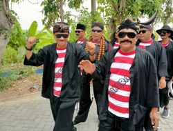 Pakai Baju Adat Madura , Kades Kadungrejo Baureno Ikuti Pawai Budaya Peringatan HUT RI ke 79