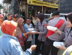 Cooling System, Polres Bojonegoro Bagikan Nasi Kotak untuk Warga