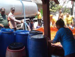 Dampak Kekeringan , Polsek dan Koramil Ngasem Berikan Bantuan Air Bersih Pada Warga Kolong
