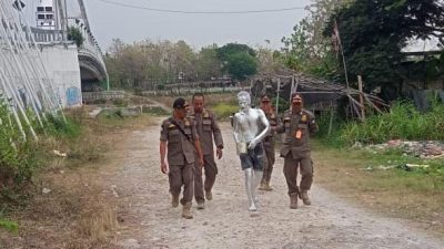 Patroli Pelanggaran Perda, Sat Pol PP Bojonegoro Amankan Manusia Silver di Traffic light Jembatan Sosrodilogo