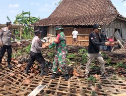 TNI-Polri dan BPBD Bojonegoro Bantu Korban Bencana Rumah Roboh di Kecamatan Tambakrejo 