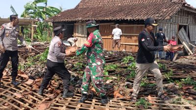 TNI-Polri dan BPBD Bojonegoro Bantu Korban Bencana Rumah Roboh di Kecamatan Tambakrejo 