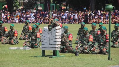 Upacara HUT Ke-79 TNI di Alun-alun Bojonegoro Hadirkan Atraksi Ketangkasan Prajurit 