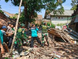 Peduli Sosial, Polsek Baureno, Koramil dan Warga Gotong Royong Bedah Rumah Warga Sebatangkara