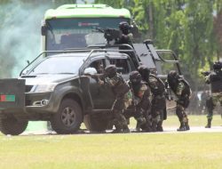 Pada Perayaan HUT ke- 79 TNI di Bojonegoro, Ketua KPU dan Bawaslu disandera