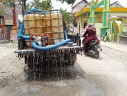 Kurangi Dampak Debu, Pelaksana Proyek Jalan Kapas – Bogo Intens Lakukan Penyiraman