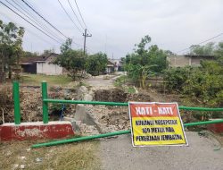 Proyek Jembatan Jatiblimbing Terbengkalai, Kades: Saya Stres, Warga Terdampak