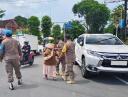 Satpol PP Bojonegoro  Kembali Tertibkan Pengemis di Traffic Light Perempatan Jalan Panglima Sudirman