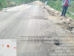 Besi Strauss Pada Rekontruksi Jalan Sumberoto – Woro Kepohbaru Dipertanyakan , Ada Banyak Celah Kecurangan