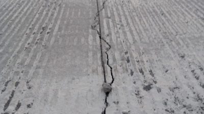 Masih Proses Pengerjaan, Rekontruksi Jalan Baureno – Kadungrejo Sudah Retak