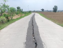 Jalan Beton di Ruas Drokilo – Mojorejo Kedungadem Menganga, Pengguna Jalan Harus Hati- Hati