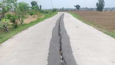 Jalan Beton di Ruas Drokilo – Mojorejo Kedungadem Menganga, Pengguna Jalan Harus Hati- Hati