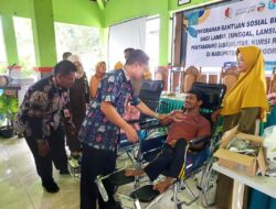 Secara Simbolis, Pemkab Bojonegoro Salurkan Bansos Bagi Lansia dan Penyandang Disabilitas