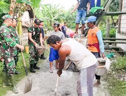Bersama Warga, Anggota Koramil 03/Balen Kodim 0813 Bojonegoro Karya Bakti Cor Atap Musholla Desa Lengkong