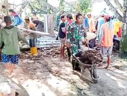 Babinsa Koramil Kepohbaru Bojonegoro dan Warga Gotong Royong bersihkan Reruntuhan Gedung SDN Pejok