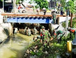 Bersama Masyarakat Mejuwet dan Pohwates, Babinsa Kodim Bojonegoro bersih-bersih Sampah Kali Rancang