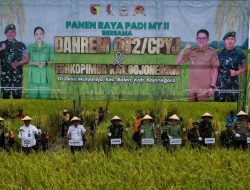 Danrem 082/CPYJ Panen Raya Padi bersama Kelompok Tani Mulyorejo Balen