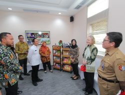 Pj. Bupati Bojonegoro Dampingi Menteri Lingkungan Hidup RI di Sumur Minyak Tradisional Desa Wonocolo