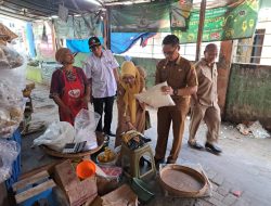 Sidak Pasar Kalitidu , Pemkab Bojonegoro Pantau Stok dan Harga Bahan Pokok Jelang Idul Fitri