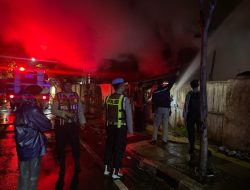 Tanggapi Laporan Warga, Polres dan Damkarmat Gerak Cepat Atasi Kebakaran Gudang di Bojonegoro