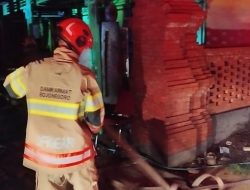 Balai Desa Ketileng Malo, Bojonegoro Terbakar Saat Warga Saur 
