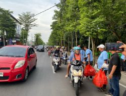 Berkah Ramadhan, SMSI Bojonegoro Bagikan Takjil Pada Pengguna Jalan 