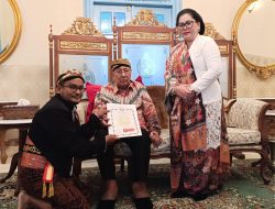 Sri Susuhunan Pakoe Boewono XIII Anugerahkan Kenaikan Pangkat kepada KRA. Samsul A. Wijoyonagoro